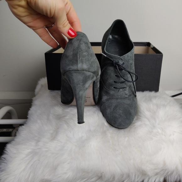 🎄 Elegant Gray Suede Heels 🎄 - Picture 3 of 8